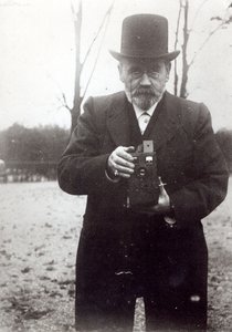Emile Zola tomando una fotografía de French Photographer